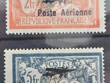 deux timbres français sur lesquels figure l'image d'un avion