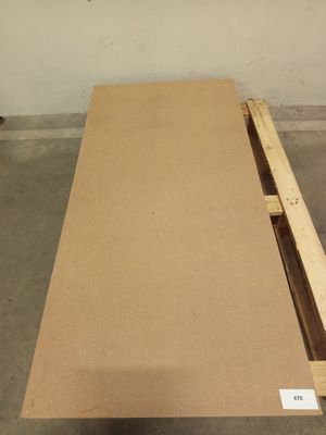 une photo d'un morceau de carton posé sur une table