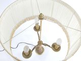 un lustre auquel est fixée une lampe
