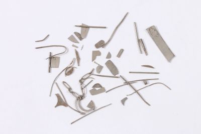 de nombreux outils éparpillés sur une surface blanche