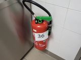 un extincteur dans un coin de la cuisine