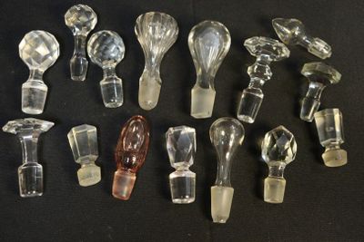 de nombreux objets en verre posés sur une table