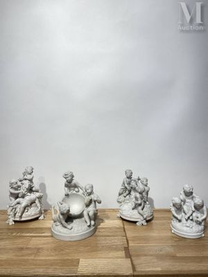 cinq figurines posées sur une table en bois, sur fond blanc