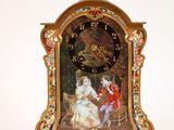 une horloge sur laquelle figurent les portraits d'un homme et d'une femme