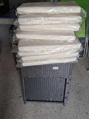 un chariot sur lequel sont empilés de nombreux sacs