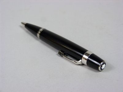 un stylo posé sur une table