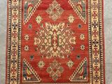 un tapis rouge et jaune avec un motif dessus