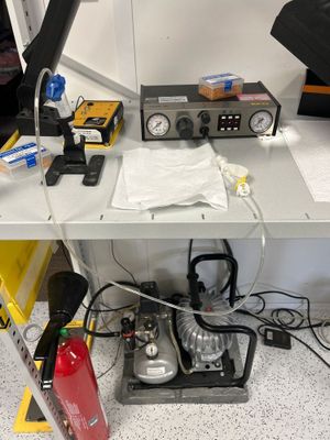 une photo d'un poste de travail équipé de nombreux appareils