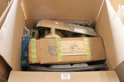 une boîte en carton remplie d'objets hétéroclites