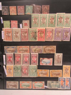 de nombreux timbres exposés sur une étagère