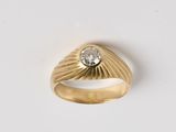 l'image d'une bague en or surmontée d'un diamant