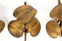 Suite de quatre appliques en métal doré, figurant de larges … (photo 2)