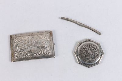 Ensemble en argent étranger composé d'un étui à cigarettes, d'un poudr