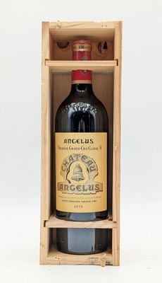 une bouteille de vin rouge dans un coffret en bois