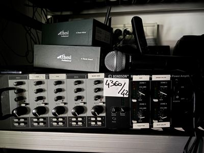 une radio posée sur une étagère dans une pièce