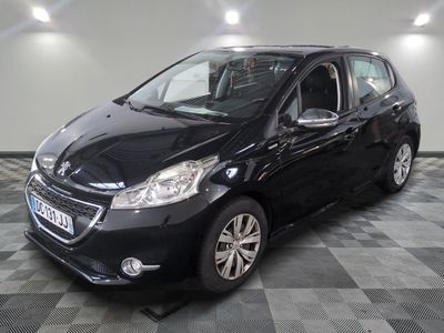 la petite voiture noire est garée dans une grande pièce