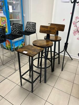 trois tabourets posés devant un distributeur automatique