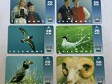 quatre cartes représentant des personnes et des animaux, posées sur une table