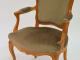l'image d'une chaise posée sur une surface blanche