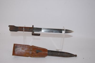 deux types de couteaux différents exposés sur une table