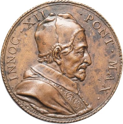 Gros plan sur une pièce de monnaie portant le visage d'un homme