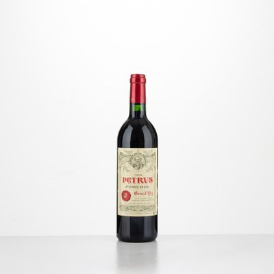 une bouteille de vin rouge posée sur une table