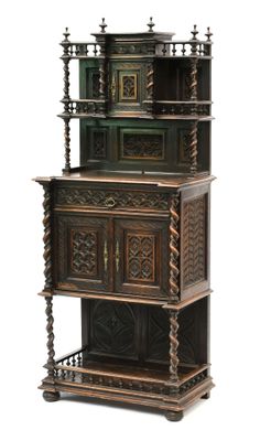 une vieille armoire en bois ornée de sculptures élaborées