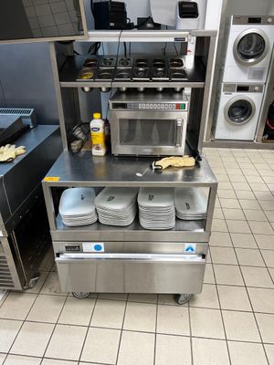 une cuisine avec beaucoup de vaisselle sur un chariot