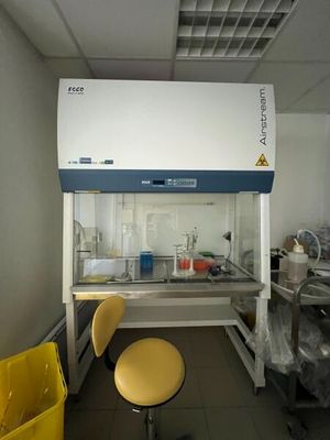un laboratoire avec une chaise jaune et une poubelle jaune