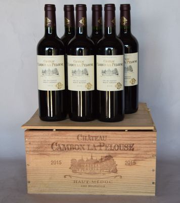 six bouteilles de vin se trouvent dans une caisse en bois posée sur une table
