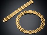 un bracelet en or et un bracelet en or sur fond noir