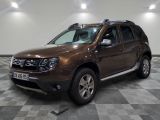 une photo d'une dacia marron garée sur un sol en damier