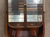 une photo d'une vitrine à portes vitrées