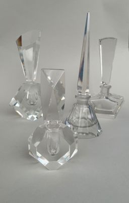 Suite de quatre flacons de parfum Style Hollywood