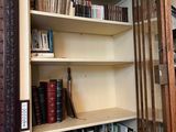 une étagère avec de nombreux livres dans une pièce