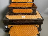 trois bagages empilés les uns sur les autres sur une table
