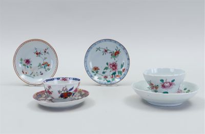 trois assiettes en porcelaine chinoise et une soucoupe ornées de motifs floraux