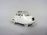 une petite voiture jouet posée sur une table