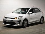 la voiture blanche est garée dans une pièce au sol en damier