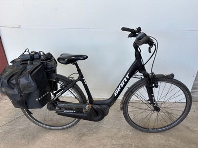 un vélo noir avec un sac à l'arrière
