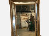un miroir posé sur le sol devant un mur