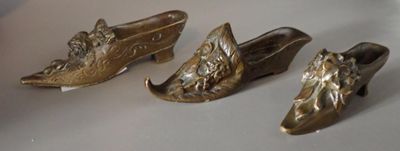 Trois escarpins décoratifs en bronze patiné.