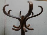 un porte-manteau en bois muni d'une tringle à vêtements