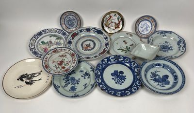 un grand nombre d'assiettes posées sur une table