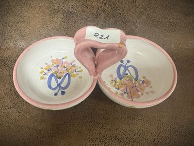 deux assiettes en forme de cœur sur lesquelles figurent des chiffres