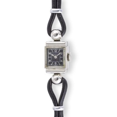 une image représentant une montre-bracelet avec un bracelet noir