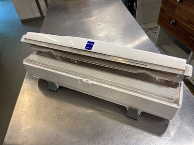 deux morceaux de métal posés sur une table en métal