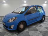 la photo d'une petite voiture bleue sur un sol en damier