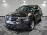 la photo d'une voiture noire garée dans un garage