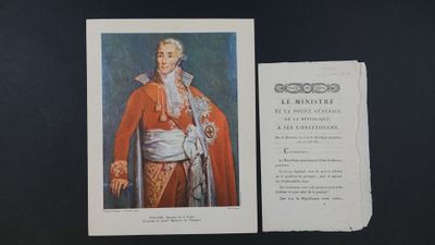 une vieille carte postale sur laquelle figure la photo d'un homme vêtu d'un manteau rouge